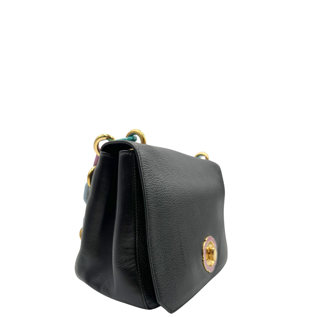 lato della Borsa Salvatore Ferragamo in pelle nera con parti metalliche dorate e multicolor; munita di un manico in catena con spallaccio in pelle e una tracolla amovibile. Completa di dustbag, di lusso, originale, ottime condizioni, usata. 