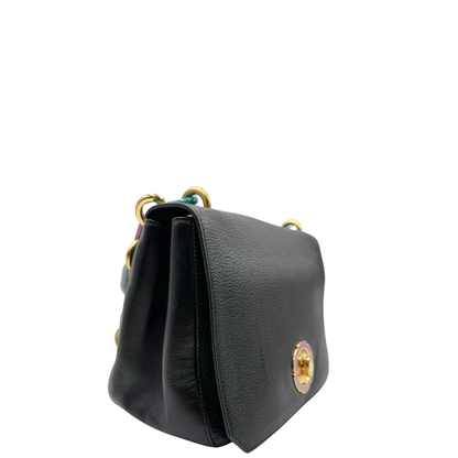 lato della Borsa Salvatore Ferragamo in pelle nera con parti metalliche dorate e multicolor; munita di un manico in catena con spallaccio in pelle e una tracolla amovibile. Completa di dustbag, di lusso, originale, ottime condizioni, usata. 