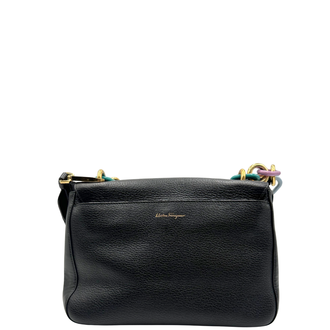 retro della Borsa Salvatore Ferragamo in pelle nera con parti metalliche dorate e multicolor; munita di un manico in catena con spallaccio in pelle e una tracolla amovibile. Completa di dustbag, di lusso, originale, ottime condizioni, usata.