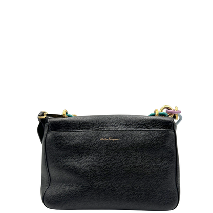 retro della Borsa Salvatore Ferragamo in pelle nera con parti metalliche dorate e multicolor; munita di un manico in catena con spallaccio in pelle e una tracolla amovibile. Completa di dustbag, di lusso, originale, ottime condizioni, usata.