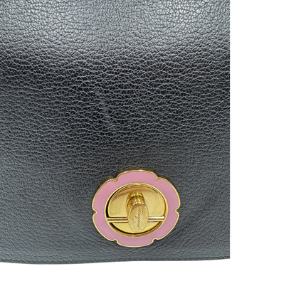 segno sul pellame della Borsa Salvatore Ferragamo in pelle nera con parti metalliche dorate e multicolor; munita di un manico in catena con spallaccio in pelle e una tracolla amovibile. Completa di dustbag, di lusso, originale, ottime condizioni, usata. 