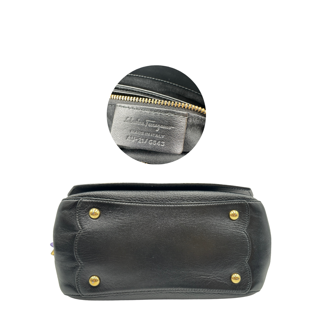 base della Borsa Salvatore Ferragamo in pelle nera con parti metalliche dorate e multicolor; munita di un manico in catena con spallaccio in pelle e una tracolla amovibile. Completa di dustbag, di lusso, originale, ottime condizioni, usata. 