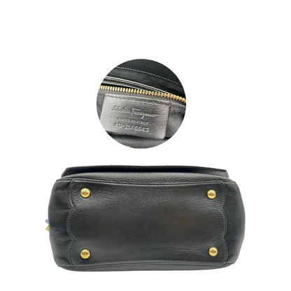 base della Borsa Salvatore Ferragamo in pelle nera con parti metalliche dorate e multicolor; munita di un manico in catena con spallaccio in pelle e una tracolla amovibile. Completa di dustbag, di lusso, originale, ottime condizioni, usata. 