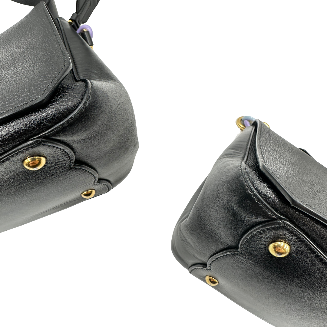 angoli della Borsa Salvatore Ferragamo in pelle nera con parti metalliche dorate e multicolor; munita di un manico in catena con spallaccio in pelle e una tracolla amovibile. Completa di dustbag, di lusso, originale, ottime condizioni, usata. 