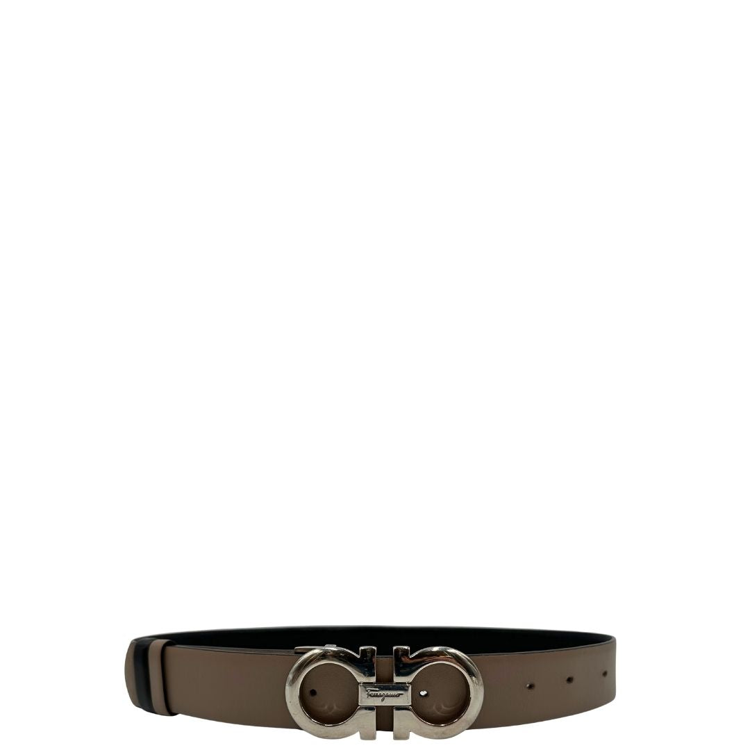 Cintura Gancini in pelle nera reversibile, con lato opposto color tortora e parti metalliche argentate, di lusso, originale, ottime condizioni, usata.