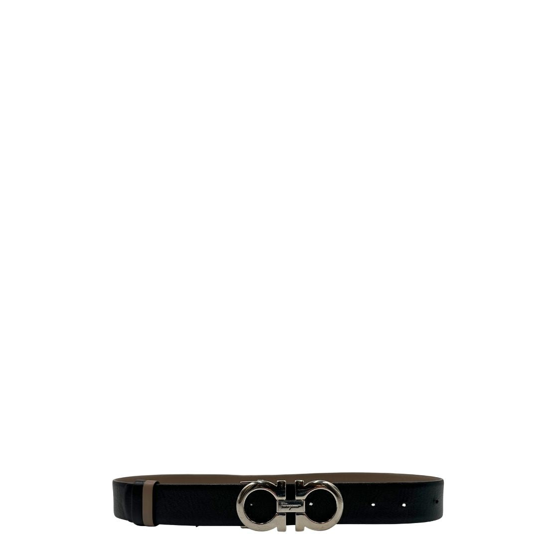 Cintura Gancini in pelle nera reversibile, con lato opposto color tortora e parti metalliche argentate, di lusso, originale, ottime condizioni, usata. 