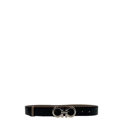 Cintura Gancini in pelle nera reversibile, con lato opposto color tortora e parti metalliche argentate, di lusso, originale, ottime condizioni, usata. 