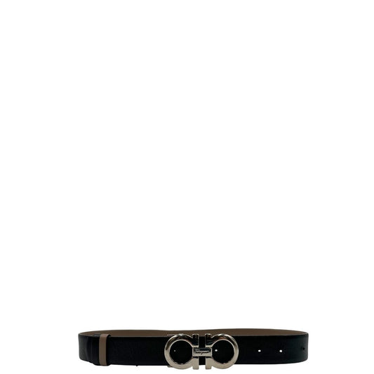 Cintura Gancini in pelle nera reversibile, con lato opposto color tortora e parti metalliche argentate, di lusso, originale, ottime condizioni, usata. 