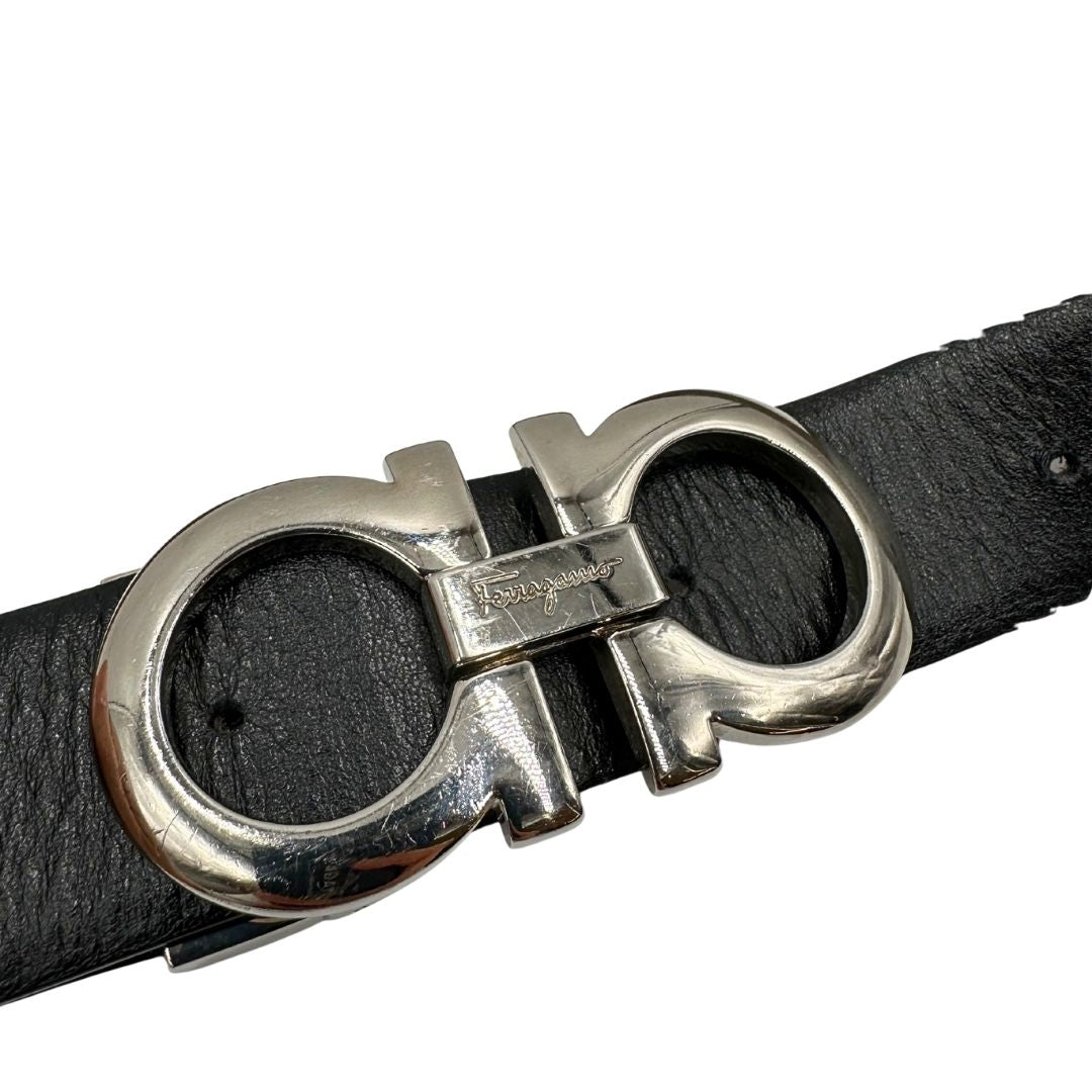 Cintura Gancini in pelle nera reversibile, con lato opposto color tortora e parti metalliche argentate, di lusso, originale, ottime condizioni, usata.