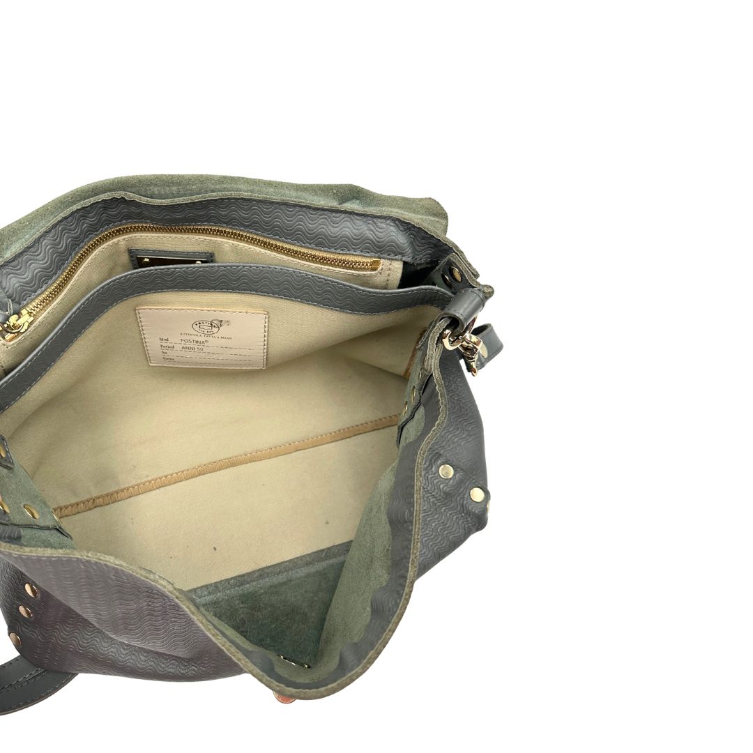 interno Borsa Zanellato in pelle trama blandine grigia con parti metalliche argentate; munita di un manico singolo e una tracolla amovibile e regolabile, di lusso, originale, ottime condizioni, usata. 