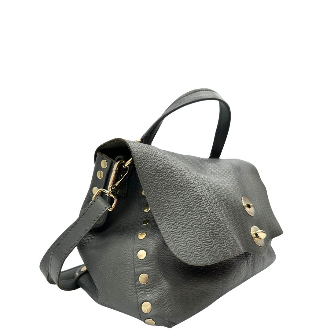 lato Borsa Zanellato in pelle trama blandine grigia con parti metalliche argentate; munita di un manico singolo e una tracolla amovibile e regolabile, di lusso, originale, ottime condizioni, usata. 