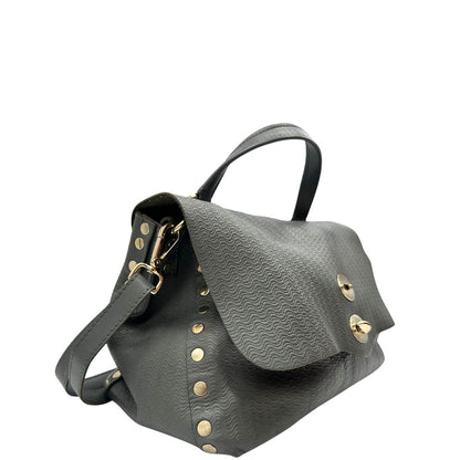 lato Borsa Zanellato in pelle trama blandine grigia con parti metalliche argentate; munita di un manico singolo e una tracolla amovibile e regolabile, di lusso, originale, ottime condizioni, usata. 