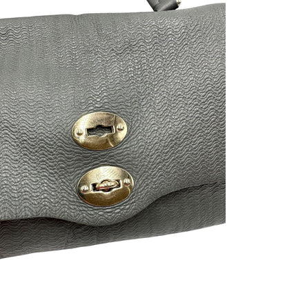 chiusura Borsa Zanellato in pelle trama blandine grigia con parti metalliche argentate; munita di un manico singolo e una tracolla amovibile e regolabile, di lusso, originale, ottime condizioni, usata. 