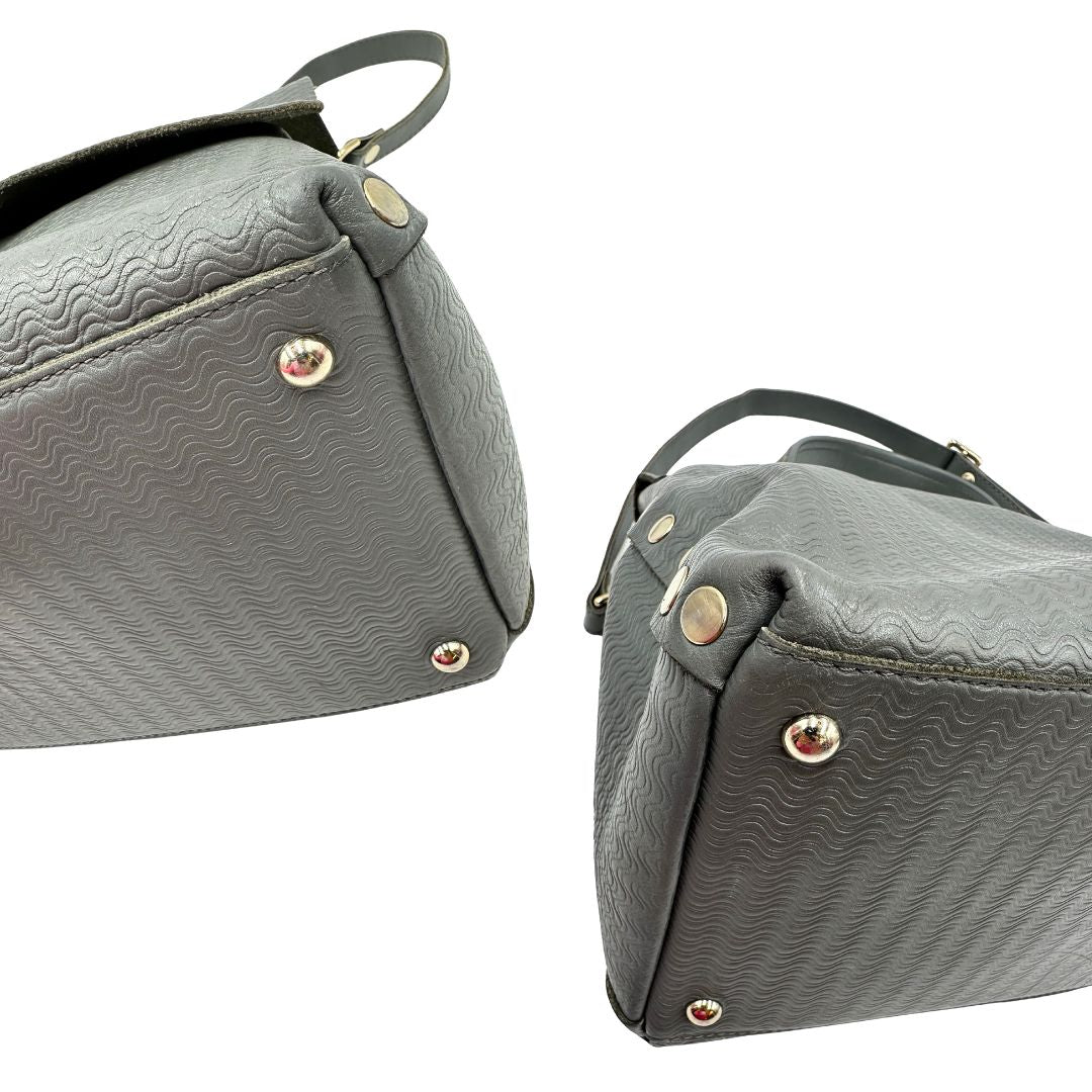 angoli Borsa Zanellato in pelle trama blandine grigia con parti metalliche argentate; munita di un manico singolo e una tracolla amovibile e regolabile, di lusso, originale, ottime condizioni, usata. 