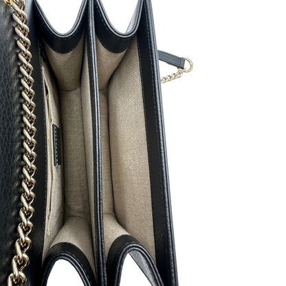 interno Borsa Gucci in pelle martellata con parti metalliche dorate; munita di una tracolla in catena con spallaccio in pelle. Completa di dustbag, di lusso, originale, ottime condizioni, usata. 