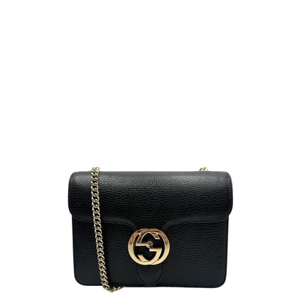 front Borsa Gucci in pelle martellata con parti metalliche dorate; munita di una tracolla in catena con spallaccio in pelle. Completa di dustbag, di lusso, originale, ottime condizioni, usata. 