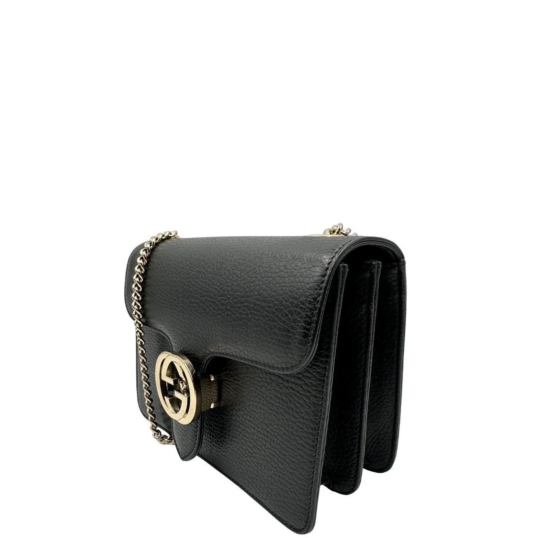 lato Borsa Gucci in pelle martellata con parti metalliche dorate; munita di una tracolla in catena con spallaccio in pelle. Completa di dustbag, di lusso, originale, ottime condizioni, usata. 