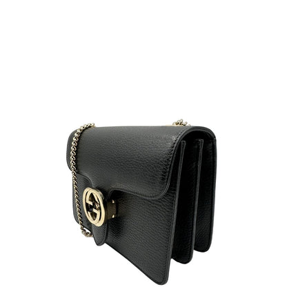 lato Borsa Gucci in pelle martellata con parti metalliche dorate; munita di una tracolla in catena con spallaccio in pelle. Completa di dustbag, di lusso, originale, ottime condizioni, usata. 