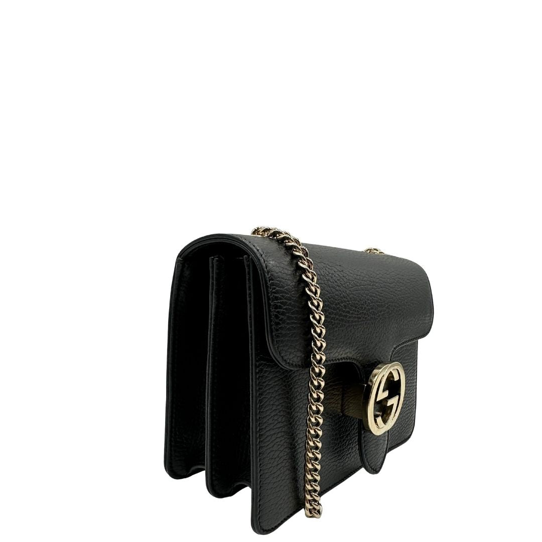 lato Borsa Gucci in pelle martellata con parti metalliche dorate; munita di una tracolla in catena con spallaccio in pelle. Completa di dustbag, di lusso, originale, ottime condizioni, usata. 