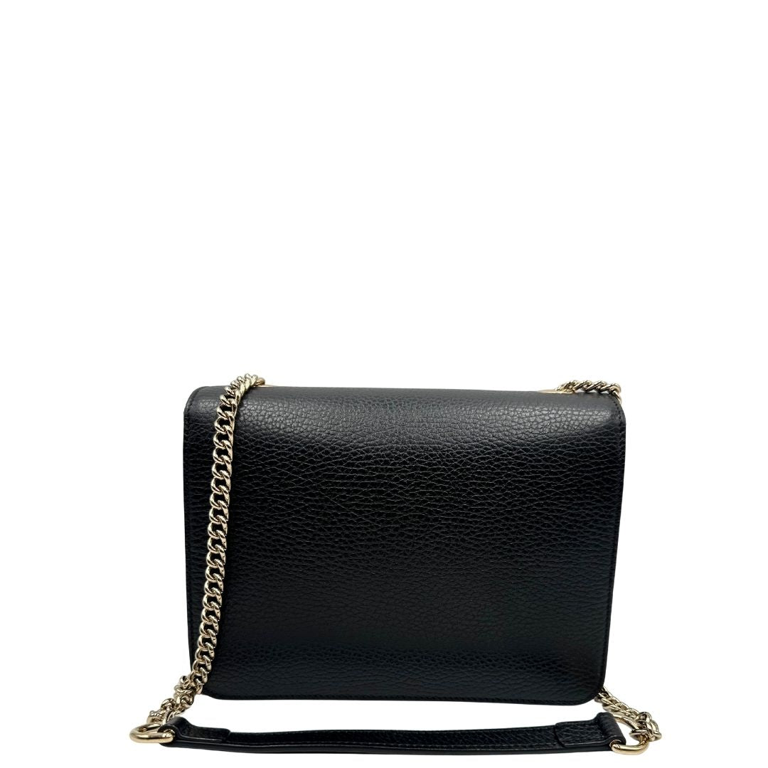 retro Borsa Gucci in pelle martellata con parti metalliche dorate; munita di una tracolla in catena con spallaccio in pelle. Completa di dustbag, di lusso, originale, ottime condizioni, usata. 