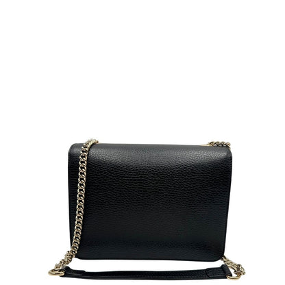 retro Borsa Gucci in pelle martellata con parti metalliche dorate; munita di una tracolla in catena con spallaccio in pelle. Completa di dustbag, di lusso, originale, ottime condizioni, usata. 