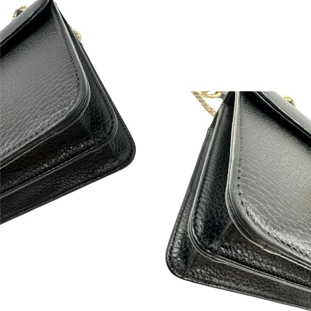 angoli Borsa Gucci in pelle martellata con parti metalliche dorate; munita di una tracolla in catena con spallaccio in pelle. Completa di dustbag, di lusso, originale, ottime condizioni, usata. 