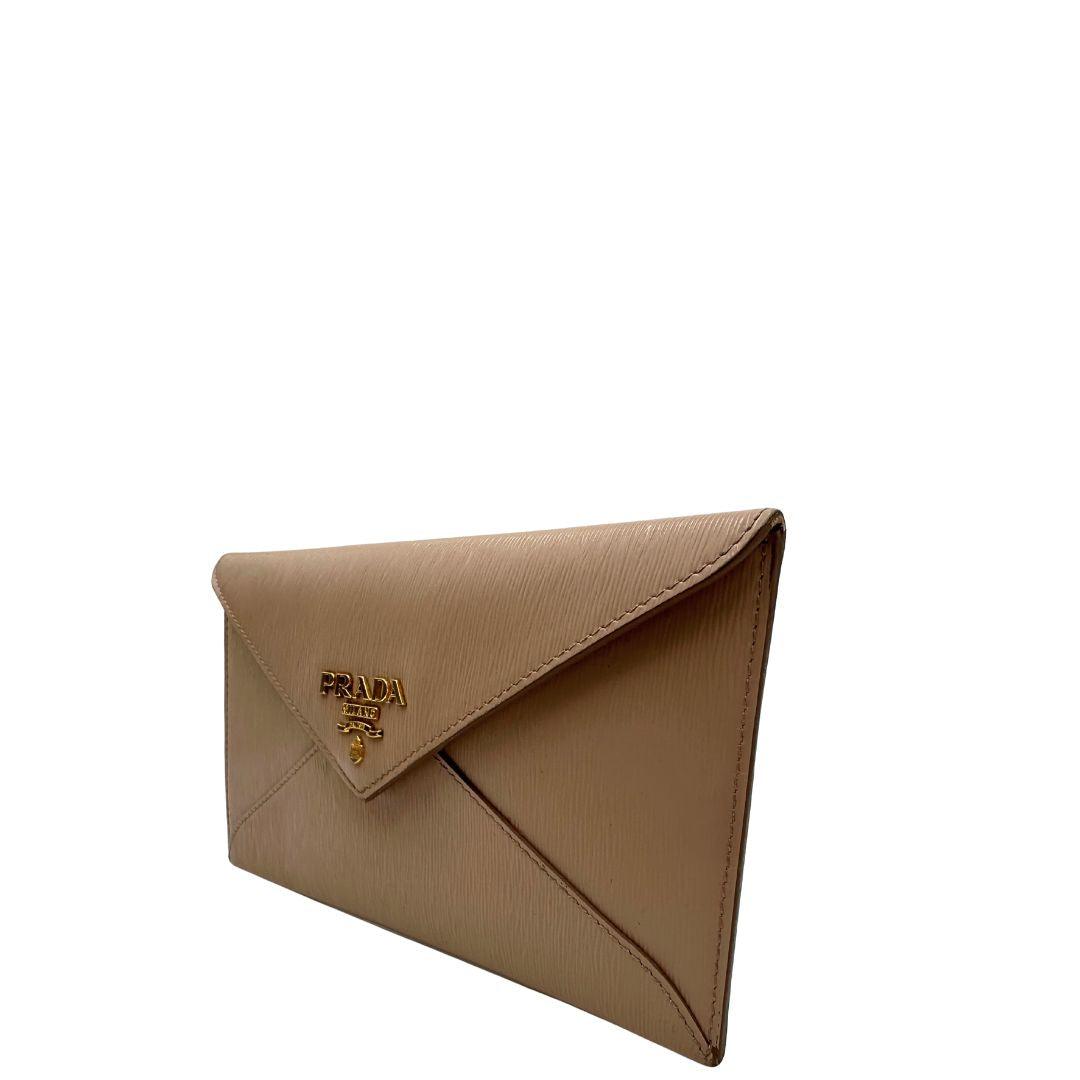 Pochette clutch Prada in pelle rosa cipria con parti metalliche dorate. Completo di scatola, di lusso, originale, ottime condizioni.