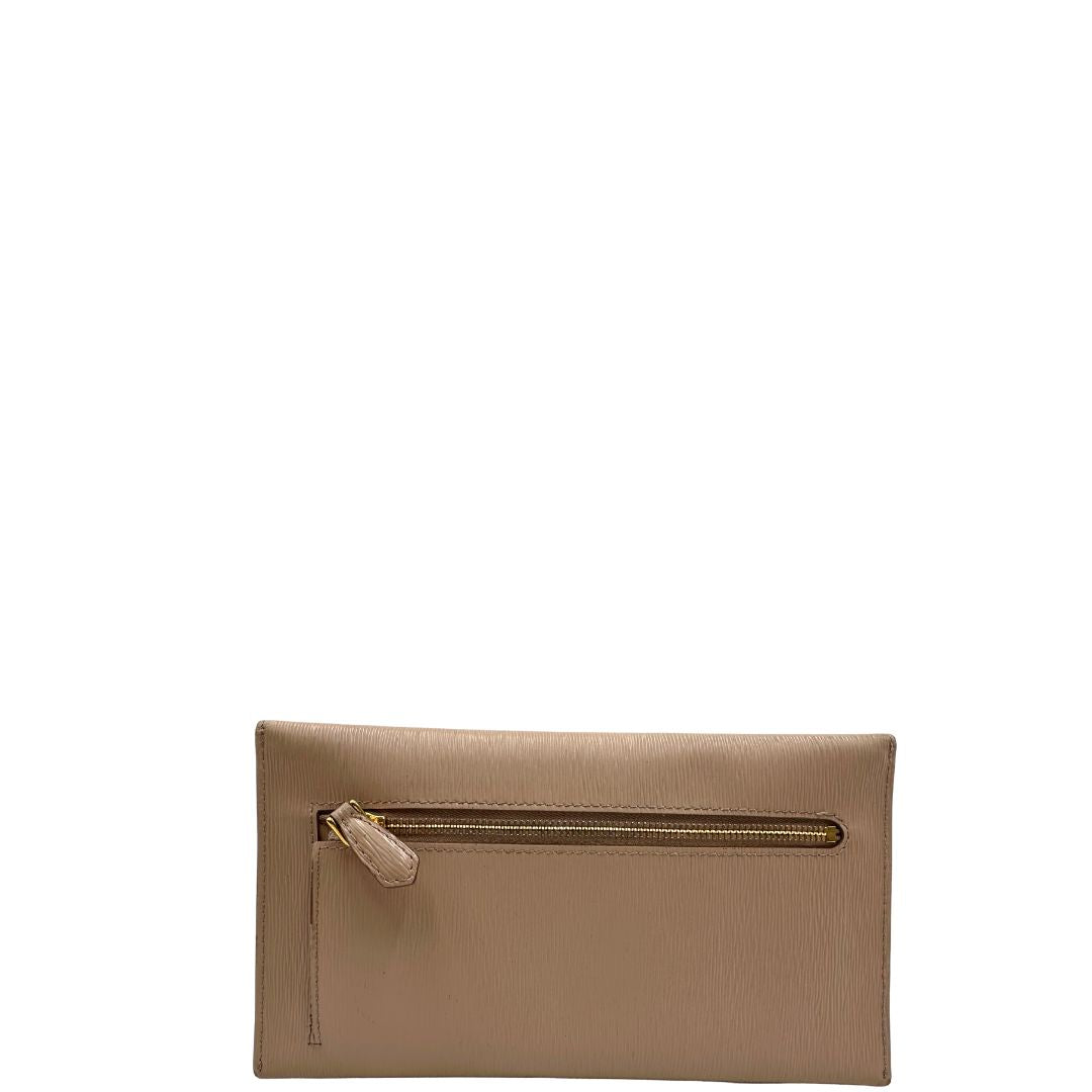 Pochette clutch Prada in pelle rosa cipria con parti metalliche dorate. Completo di scatola, di lusso, originale, ottime condizioni.