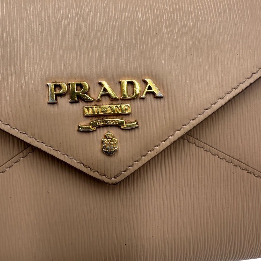 Pochette clutch Prada in pelle rosa cipria con parti metalliche dorate. Completo di scatola, di lusso, originale, ottime condizioni.