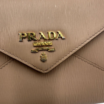 Pochette clutch Prada in pelle rosa cipria con parti metalliche dorate. Completo di scatola, di lusso, originale, ottime condizioni.