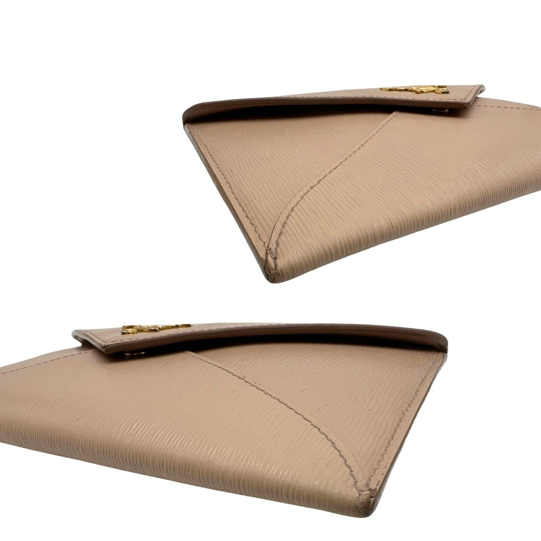 Pochette clutch Prada in pelle rosa cipria con parti metalliche dorate. Completo di scatola, di lusso, originale, ottime condizioni.