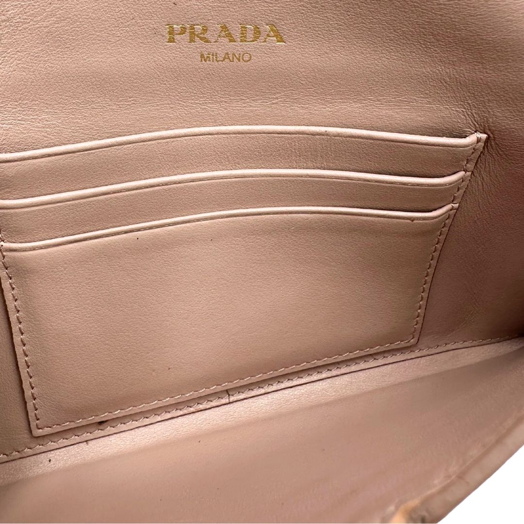 Pochette clutch Prada in pelle rosa cipria con parti metalliche dorate. Completo di scatola, di lusso, originale, ottime condizioni.