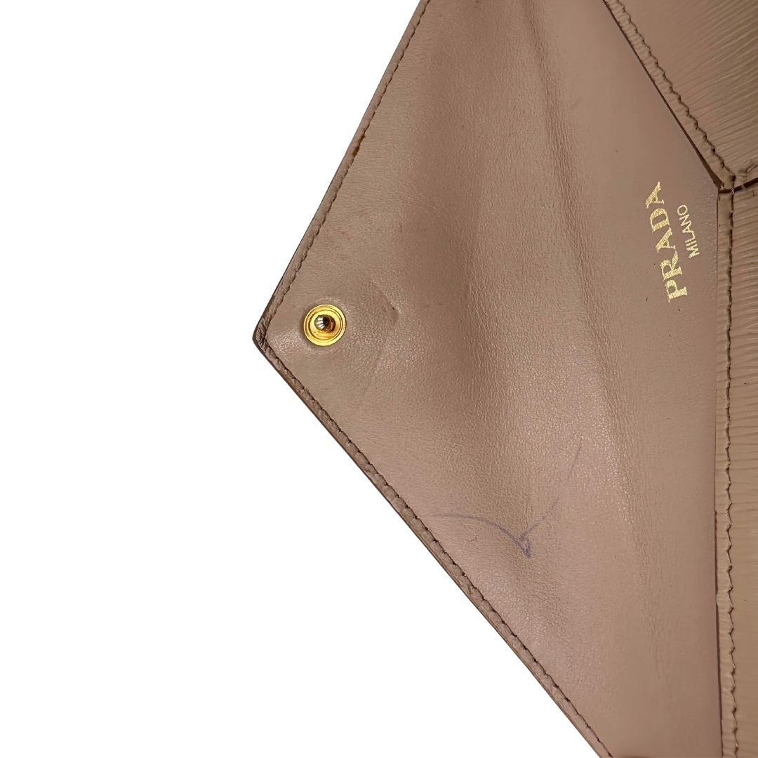 Pochette clutch Prada in pelle rosa cipria con parti metalliche dorate. Completo di scatola, di lusso, originale, ottime condizioni.