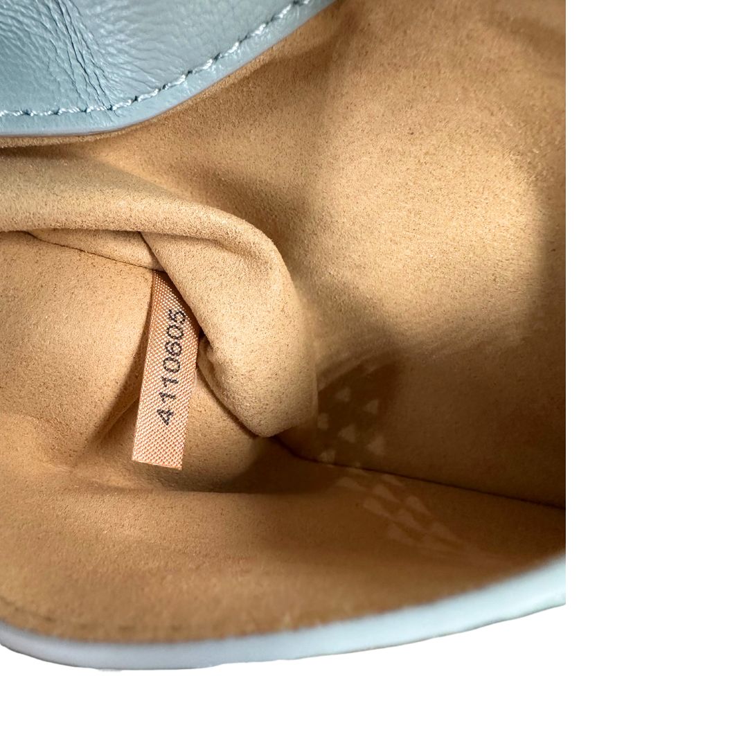 Codice di una Borsa Pinko in pelle matelassè azzurro baby con parti metalliche dorate; munita di una tracolla in catena scorrevole con spallaccio in pelle. Originale, usata, di lusso, in ottime condizioni.