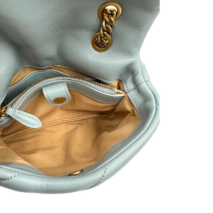 Interno di una Borsa Pinko in pelle matelassè azzurro baby con parti metalliche dorate; munita di una tracolla in catena scorrevole con spallaccio in pelle. Originale, usata, di lusso, in ottime condizioni.