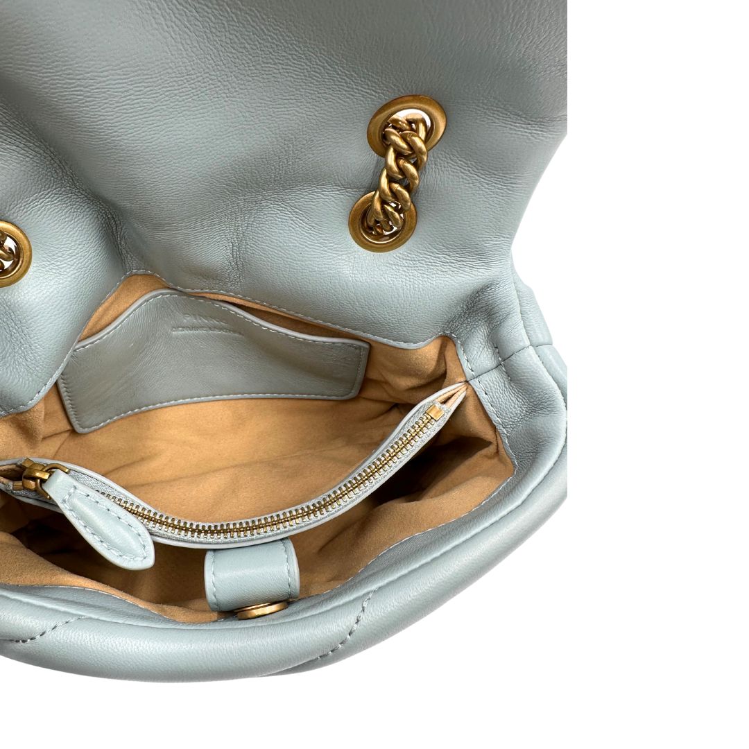 Interno di una Borsa Pinko in pelle matelassè azzurro baby con parti metalliche dorate; munita di una tracolla in catena scorrevole con spallaccio in pelle. Originale, usata, di lusso, in ottime condizioni.
