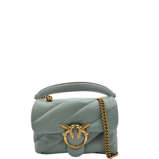 Front di una Borsa Pinko in pelle matelassè azzurro baby con parti metalliche dorate; munita di una tracolla in catena scorrevole con spallaccio in pelle. Originale, usata, di lusso, in ottime condizioni.