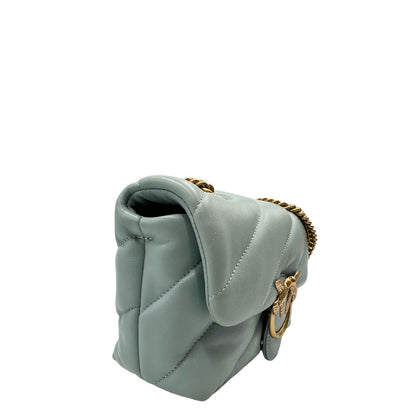 Lato destro di una Borsa Pinko in pelle matelassè azzurro baby con parti metalliche dorate; munita di una tracolla in catena scorrevole con spallaccio in pelle. Originale, usata, di lusso, in ottime condizioni.