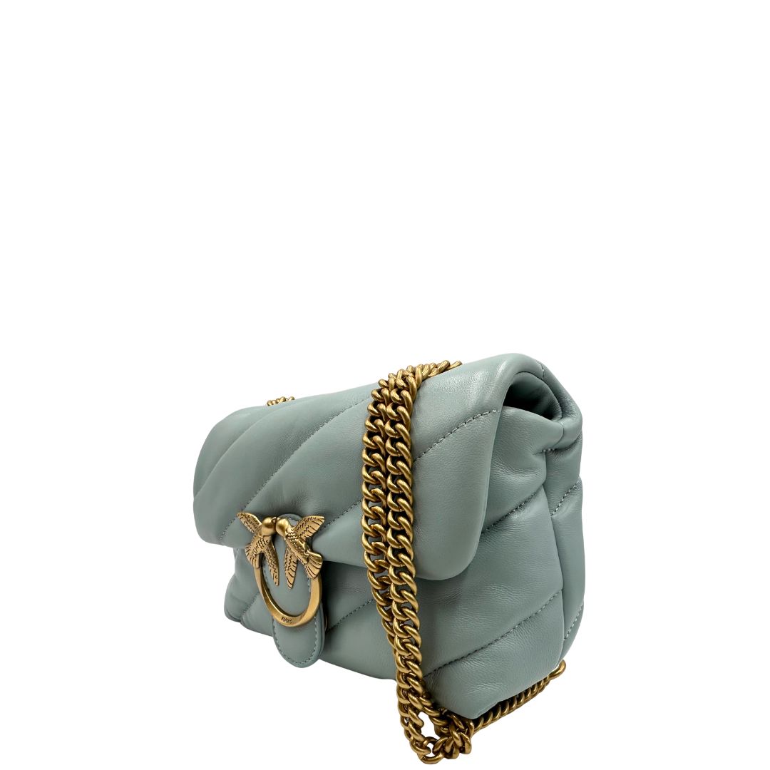 Lato sinistro di una Borsa Pinko in pelle matelassè azzurro baby con parti metalliche dorate; munita di una tracolla in catena scorrevole con spallaccio in pelle. Originale, usata, di lusso, in ottime condizioni.
