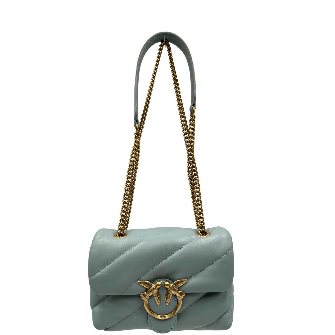 Front di una Borsa Pinko in pelle matelassè azzurro baby con parti metalliche dorate; munita di una tracolla in catena scorrevole con spallaccio in pelle. Originale, usata, di lusso, in ottime condizioni.
