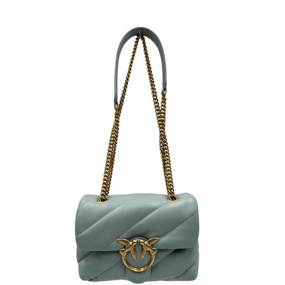 Front di una Borsa Pinko in pelle matelassè azzurro baby con parti metalliche dorate; munita di una tracolla in catena scorrevole con spallaccio in pelle. Originale, usata, di lusso, in ottime condizioni.