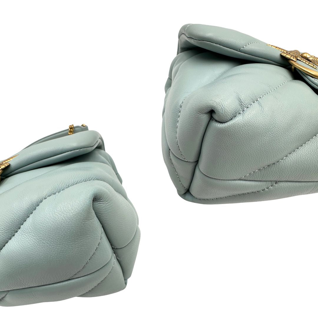 Angoli di una Borsa Pinko in pelle matelassè azzurro baby con parti metalliche dorate; munita di una tracolla in catena scorrevole con spallaccio in pelle. Originale, usata, di lusso, in ottime condizioni.