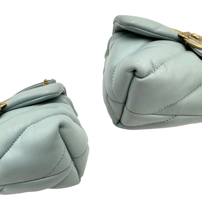 Angoli di una Borsa Pinko in pelle matelassè azzurro baby con parti metalliche dorate; munita di una tracolla in catena scorrevole con spallaccio in pelle. Originale, usata, di lusso, in ottime condizioni.
