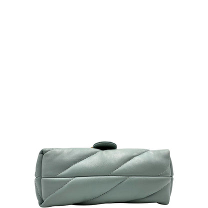Base di una Borsa Pinko in pelle matelassè azzurro baby con parti metalliche dorate; munita di una tracolla in catena scorrevole con spallaccio in pelle. Originale, usata, di lusso, in ottime condizioni.