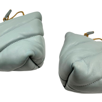 Angoli di una Borsa Pinko in pelle matelassè azzurro baby con parti metalliche dorate; munita di una tracolla in catena scorrevole con spallaccio in pelle. Originale, usata, di lusso, in ottime condizioni.