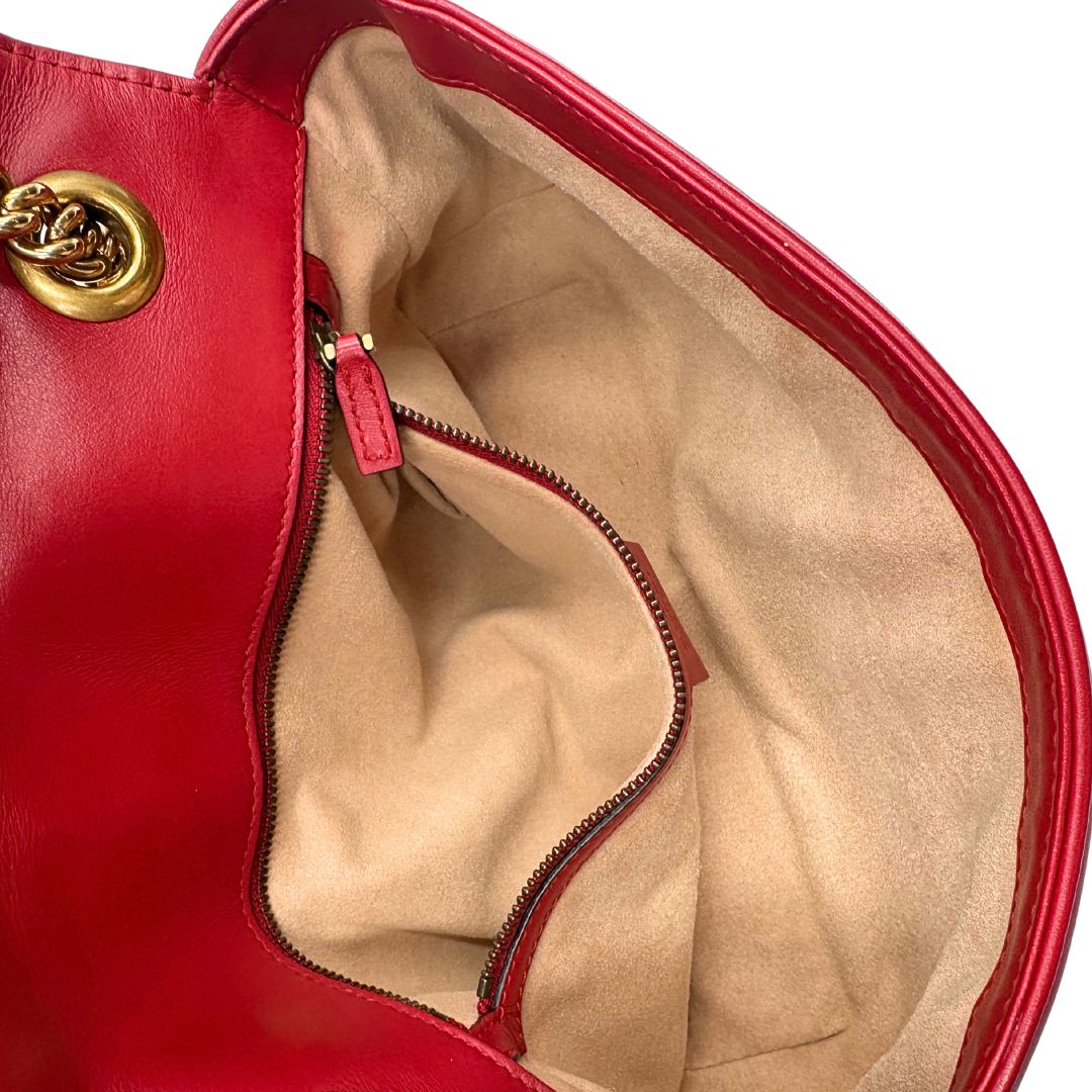 interno Borsa Gucci Marmont in pelle matelassè rossa e parti metalliche dorate; munita di una tracolla in catena con spallaccio in pelle, di lusso, originale, ottime condizioni. 