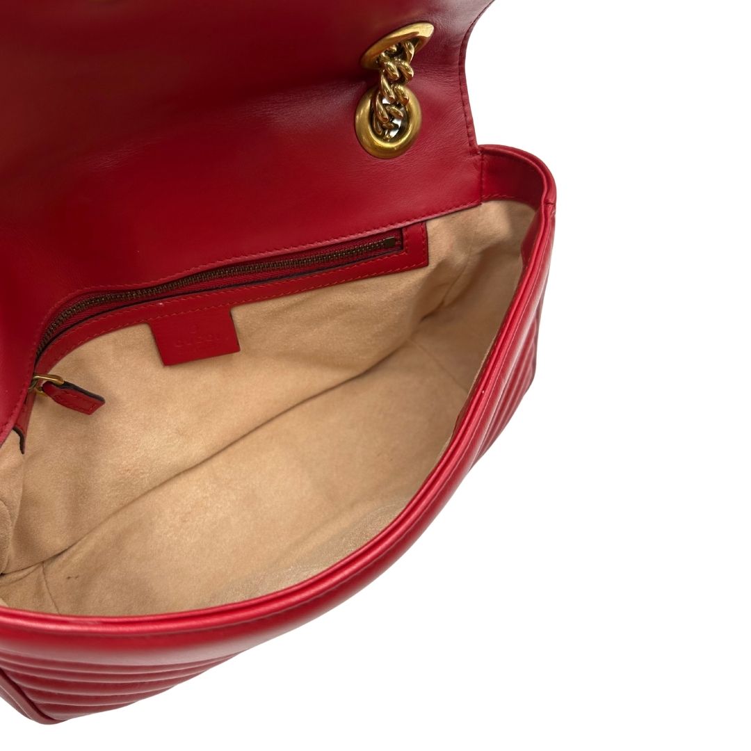 interno Borsa Gucci Marmont in pelle matelassè rossa e parti metalliche dorate; munita di una tracolla in catena con spallaccio in pelle, di lusso, originale, ottime condizioni. 