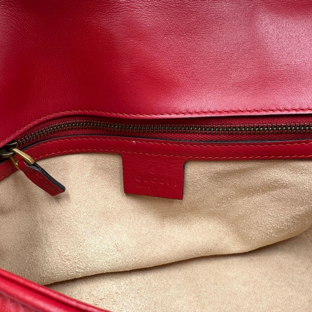 interno Borsa Gucci Marmont in pelle matelassè rossa e parti metalliche dorate; munita di una tracolla in catena con spallaccio in pelle, di lusso, originale, ottime condizioni. 