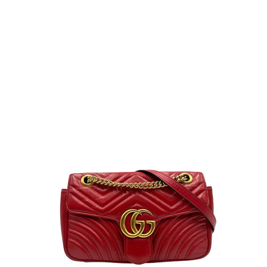 front Borsa Gucci Marmont in pelle matelassè rossa e parti metalliche dorate; munita di una tracolla in catena con spallaccio in pelle, di lusso, originale, ottime condizioni.