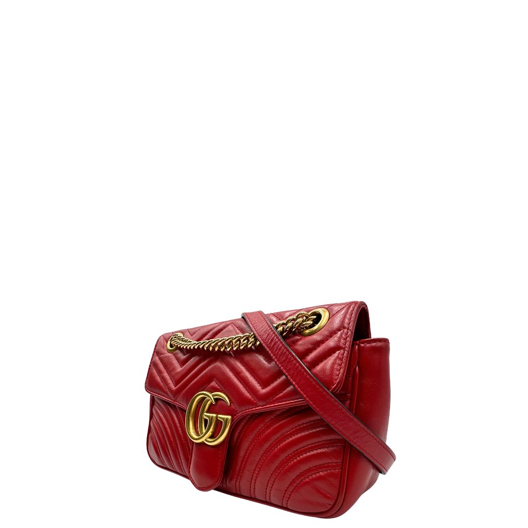 lato Borsa Gucci Marmont in pelle matelassè rossa e parti metalliche dorate; munita di una tracolla in catena con spallaccio in pelle, di lusso, originale, ottime condizioni. 